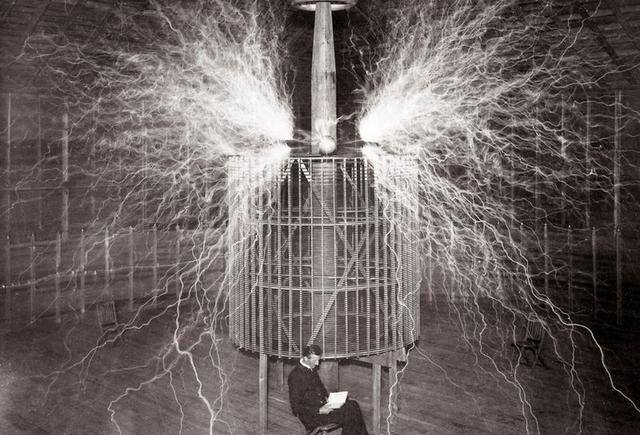 用真人做防弹衣实验?一张张老照片记录人类的疯狂历史_英国_比赛_头盔