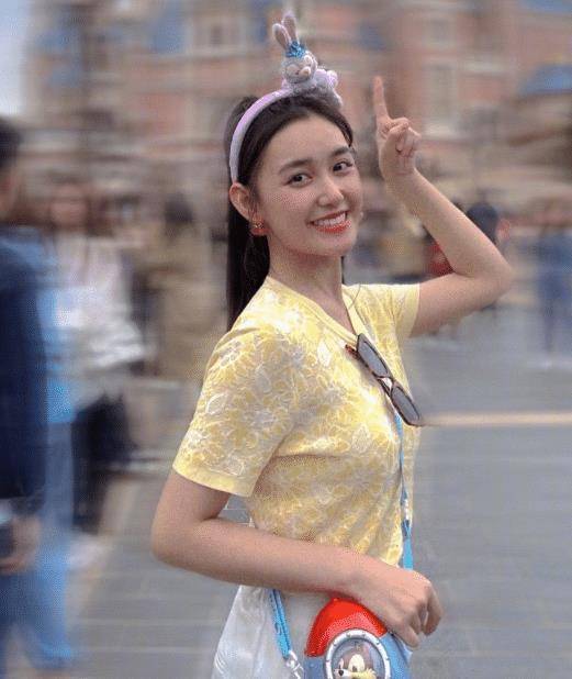 蒋依依晒日常,两年前的毯子还在用,一顿饭吃11个饺子胃口不小_小时候