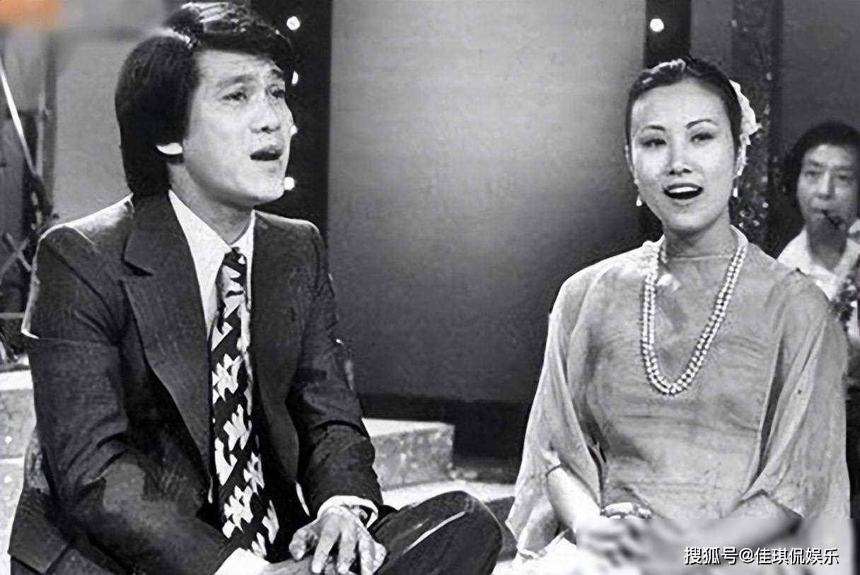 83岁金牌司仪何守信露面,风度翩翩容颜不老,难怪当年迷死汪明_爱情