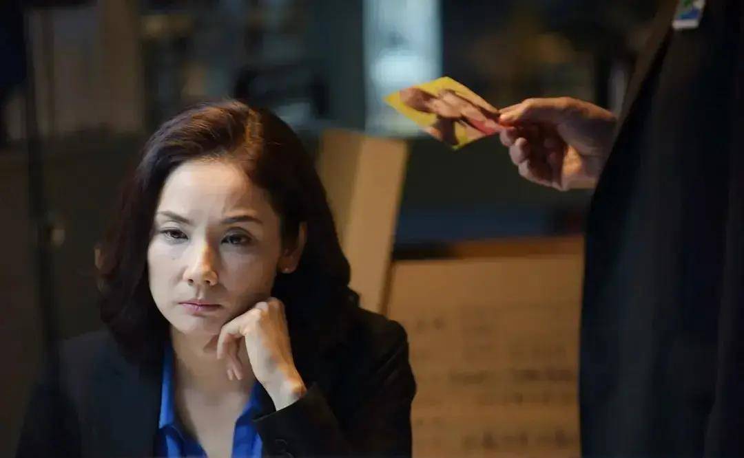 她的美貌几十年如一日,时间仿佛暂停了…_吉田羊_角色_剧中