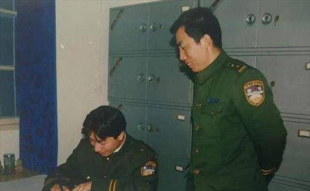 1991年,一桩抢劫案牵出42具尸体,警察却为女罪犯剃了29年光头_徐骊_贾