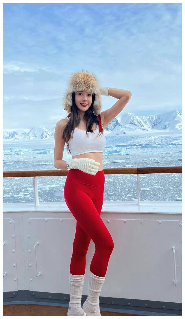 周韦彤:魅力明星的惊艳时刻,尽显华丽风采,引领潮流!