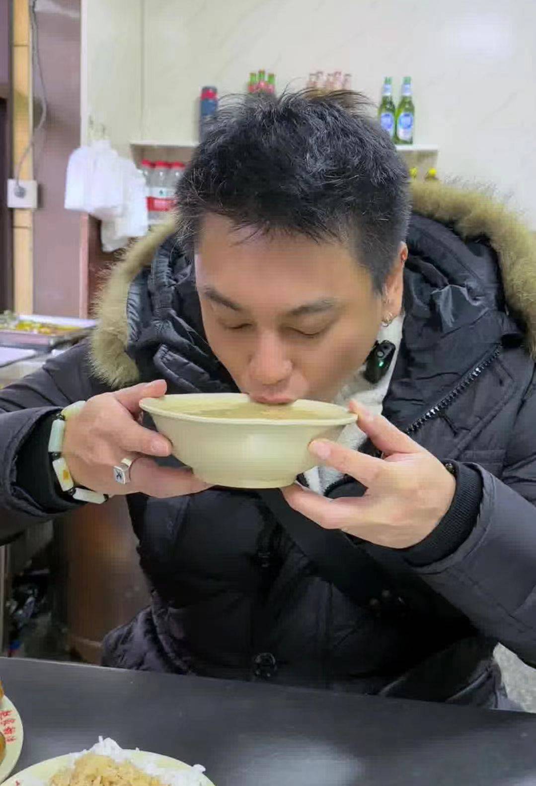 f4朱孝天出现在济南吃早餐,吃的是把子肉和甜沫,不敢相信的画面_山东