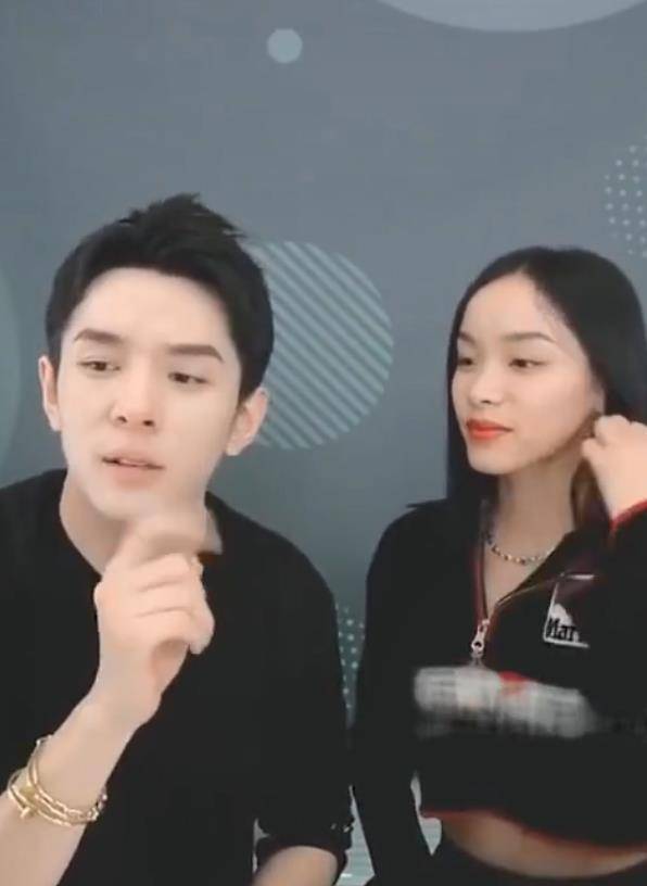 刘柏辛李佳琦直播穿同款,以为是时髦情侣,没想到却是真兄妹_口红_穿着