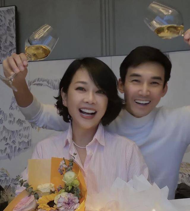 陈松伶和小9岁丈夫庆生,减肥颜值重返巅峰,结婚13年未育仍幸福_张铎