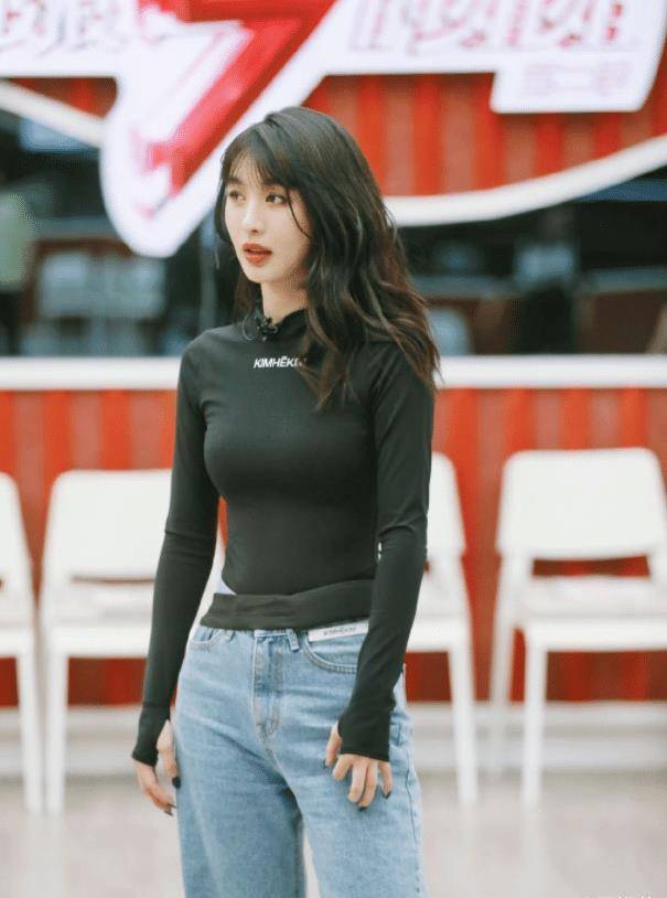 李菲儿最新私服照,粉色开衫配睡裤,休闲又舒适_时尚_穿着_黑色