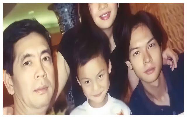 陈伟霆家宴,颜值爆表!兄弟俩颜值不输,妈妈惊艳全场._家庭_家族_家人