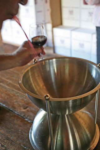 把别人吐掉的酒回收加工后二次出售,这……你敢喝吗?_isaid_人们_that