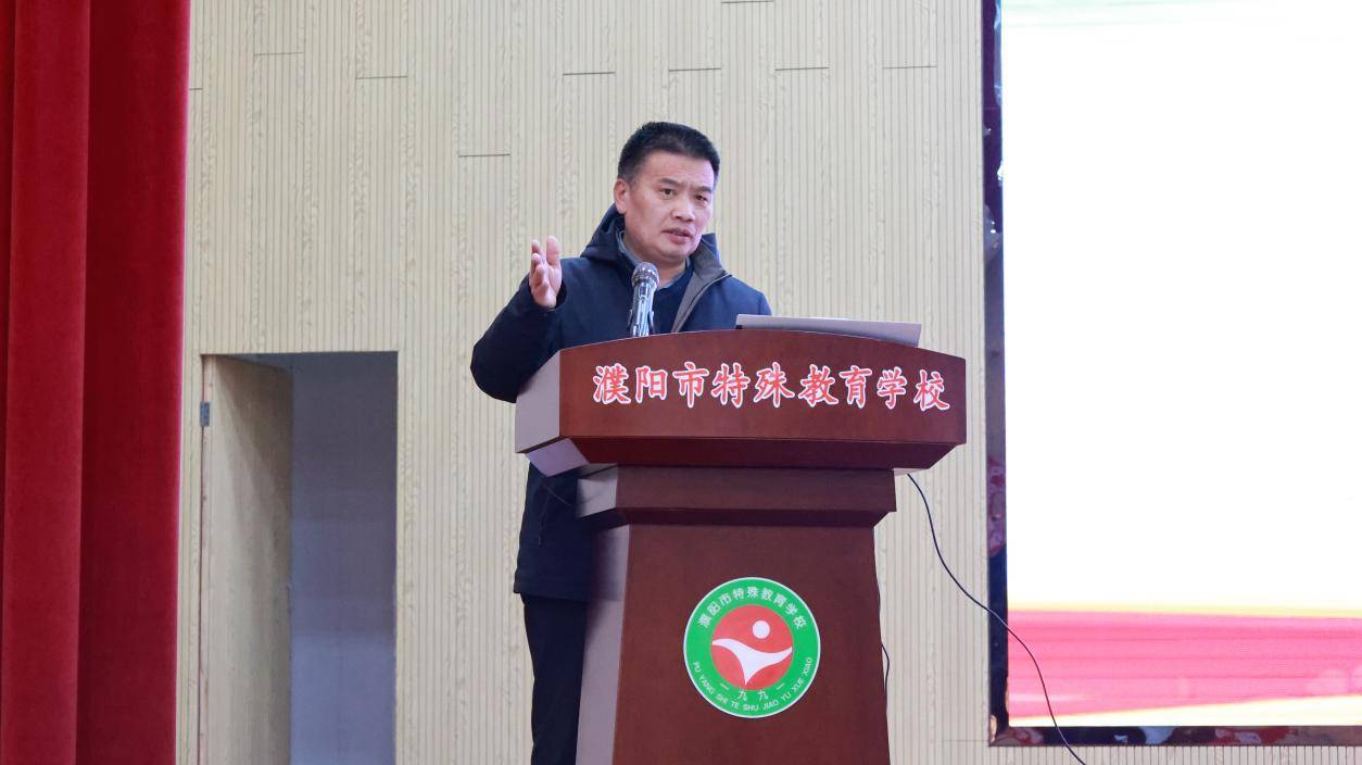 汇报结束后,濮阳市特校校长吴守刚针对汇报交流,提出自己的建议和希望