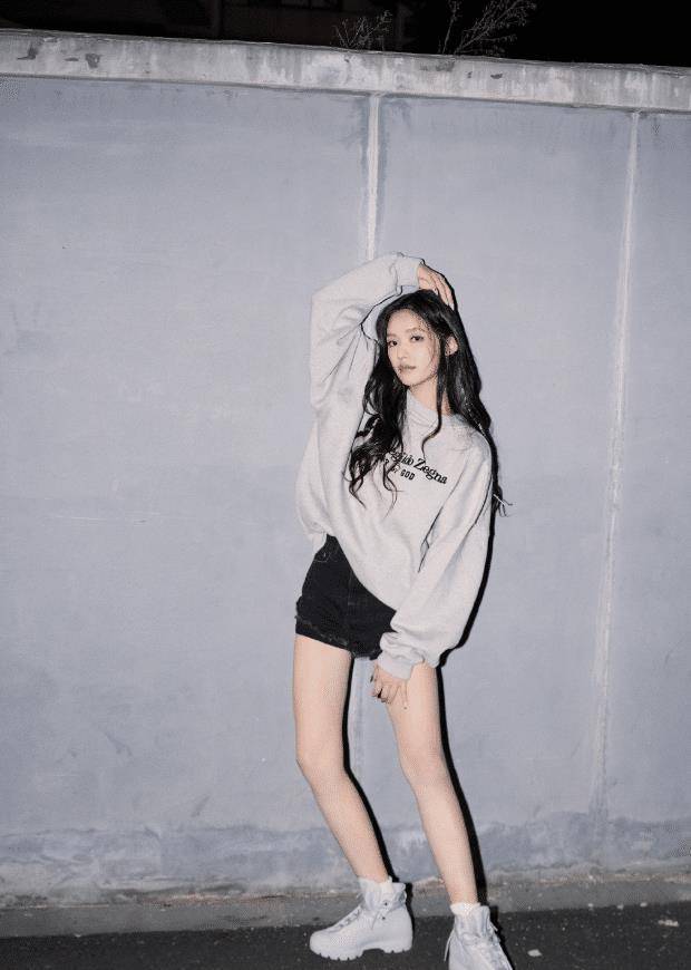 林允的"直女坐"火了,双腿呈倒l型,一般人模仿不来_look_时尚_穿着