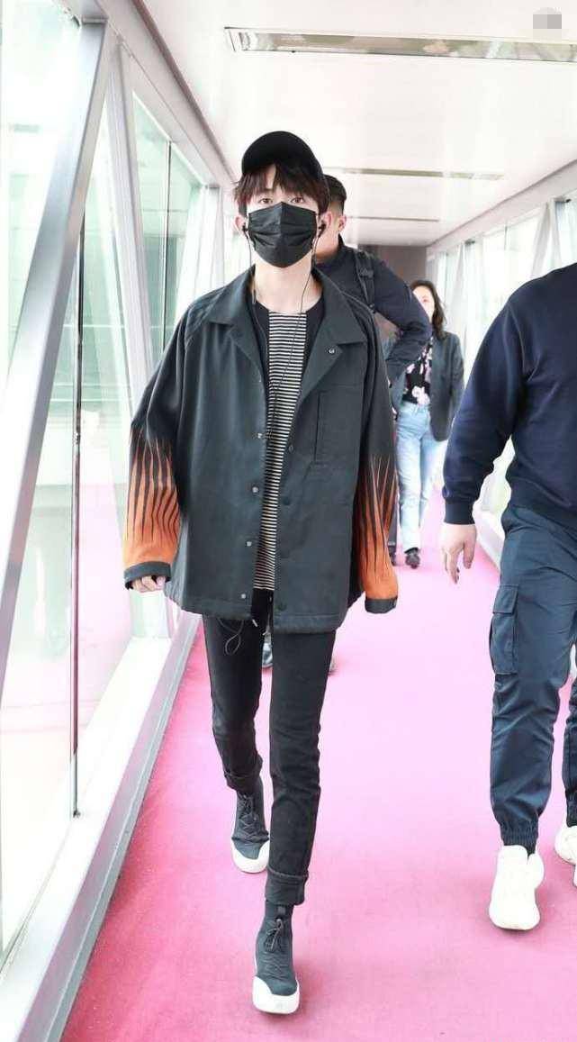 黑白的条纹上衣搭配一件黑色的牛仔外套,王俊凯的身高超过一米八,两条