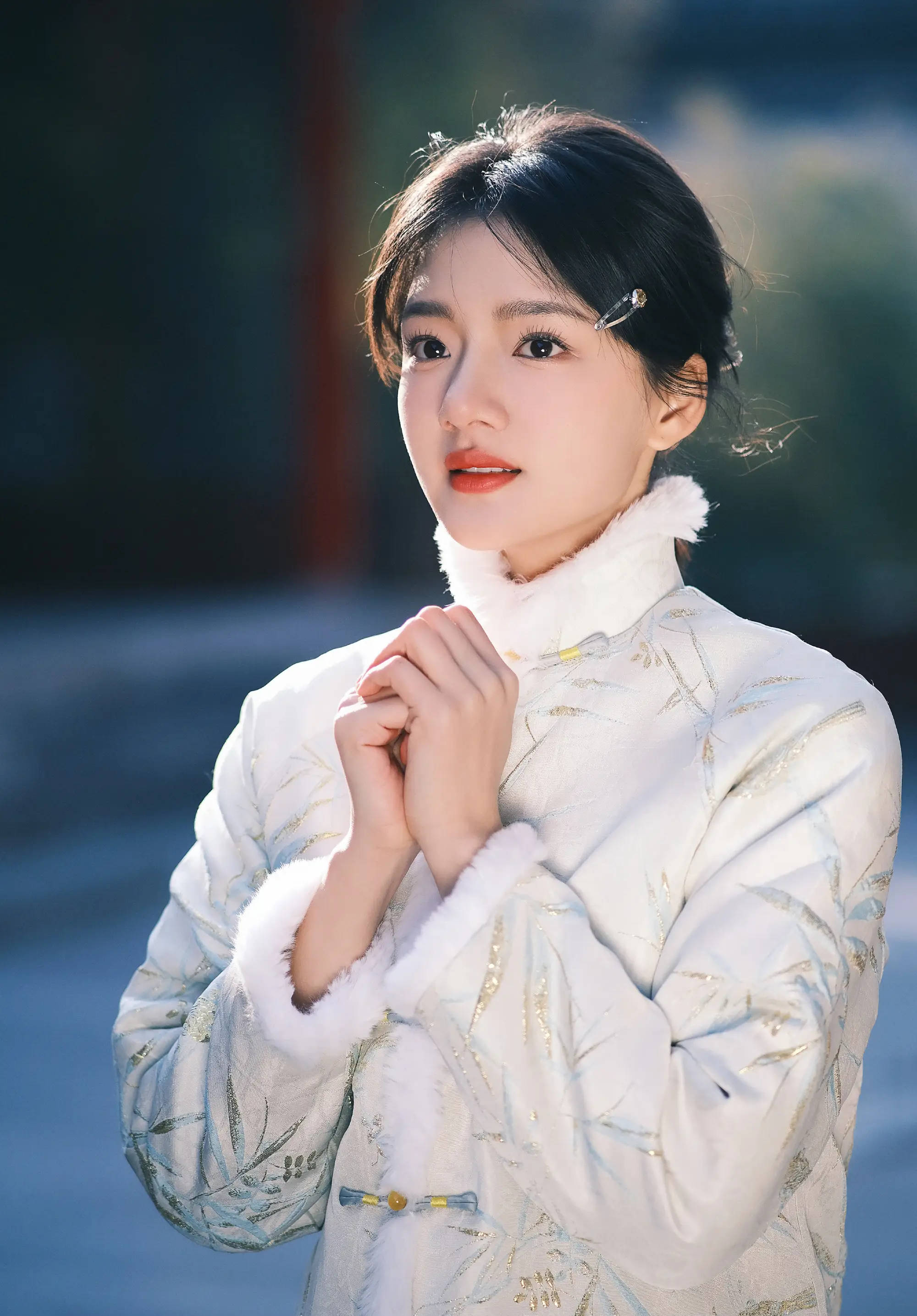 任敏穿白色马褂迎元宵 胡同里吃糖葫芦生活感十足-搜狐大视野-搜狐新闻