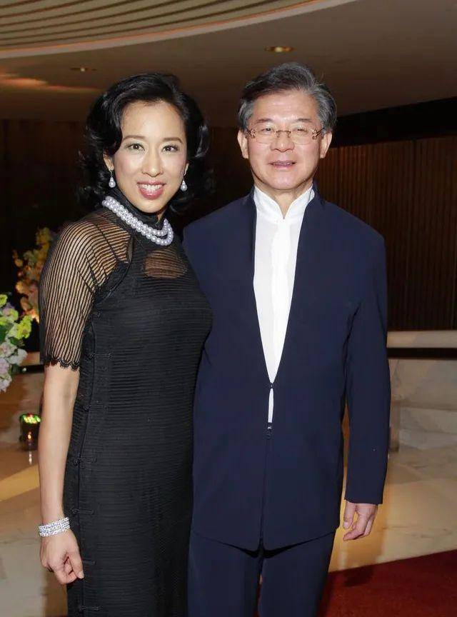 又在与霍震霆感情破裂后改嫁富豪罗康瑞,真是天生富贵命