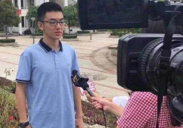 还记得去年高考裸分730的杨晨煜吗?