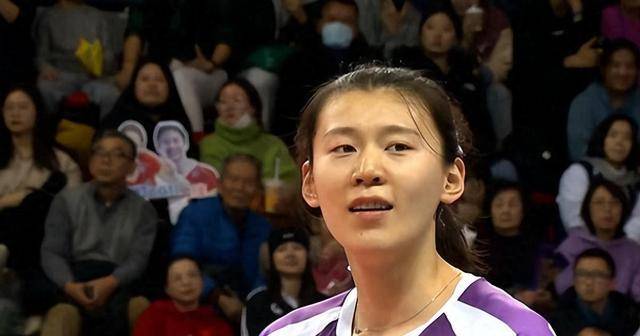 25:19天津女排赢下首局,冠军稳了,上海队员乱了,刘美君首发_比赛_胜利
