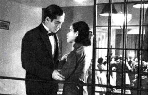 工作一天回家妻子却不开门,他去公园静坐,左思右想最终选择自尽_黎铿