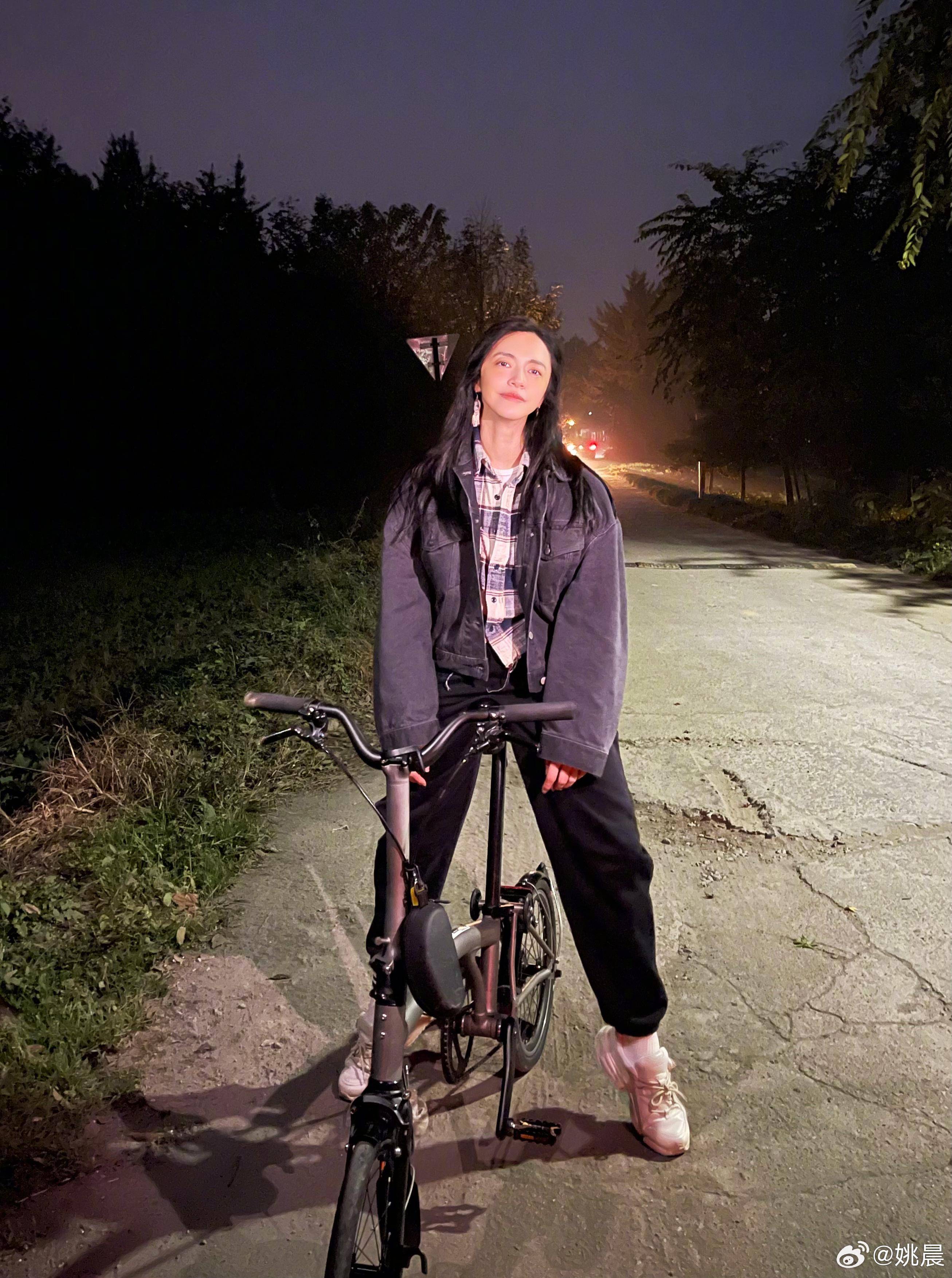 姚晨在成都沿河骑行十三公里!