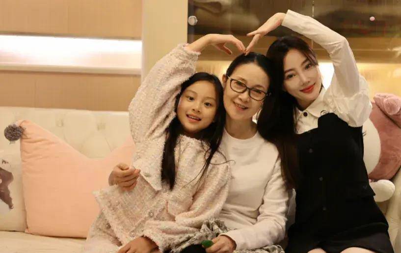 不满两岁的甜馨,制造了不少表情包.