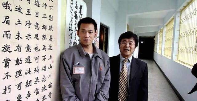 颜正国:12岁爆红,17岁入狱,戴手铐出席父亲葬礼,如今浪子回头_严正