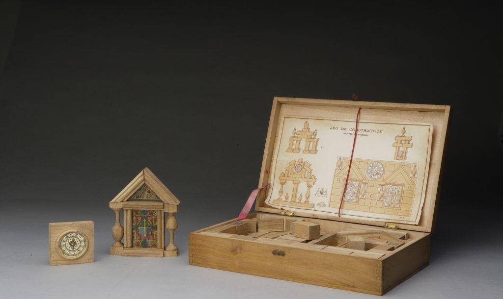 这个玩具小火车,外国进口来的,轨道是铁的,肯定是小皇帝最喜爱的玩具