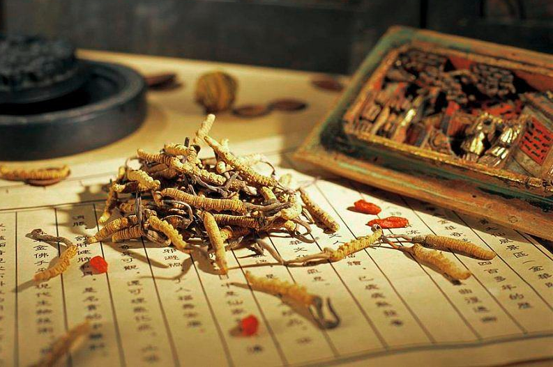 生吃的,但一些存放太久的冬虫夏草在表面可能会有一些细菌与寄生虫