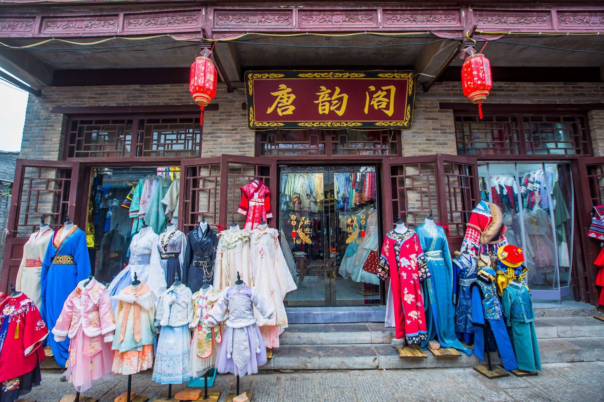 带着历史韵味的古城最适合来一次沉浸游,不用事先准备,古装店内的样式