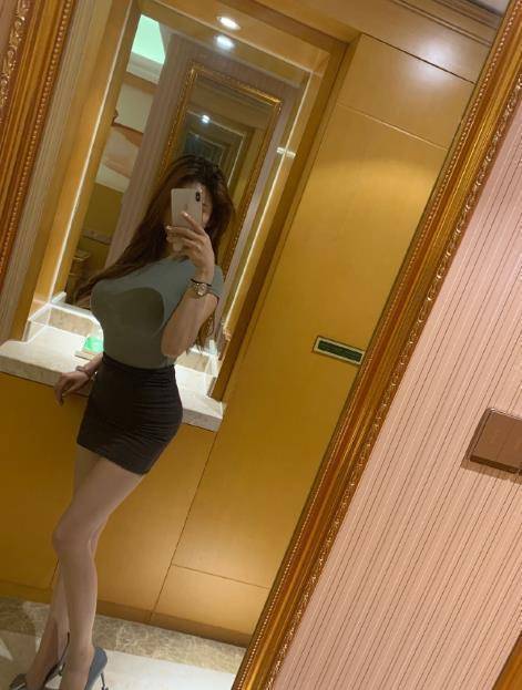 对着镜子自拍是很多美女的拍照方式,也是近来非常流行的,把脸挡住的