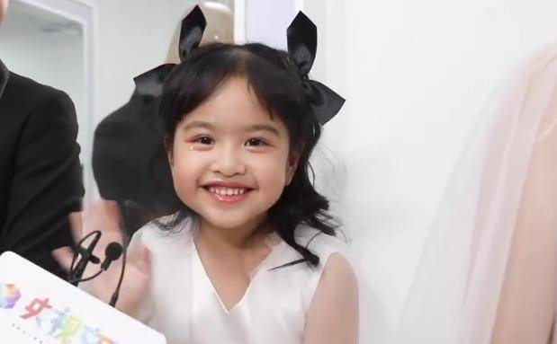 包贝尔一家现身央视,5岁饺子再现"肉包脸",和妈妈穿姐妹装超有爱_时候