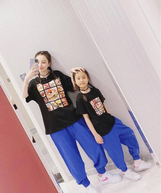 李小璐拉甜馨拍照,39岁还学年轻人扮酷,亲子穿搭成时尚范本_母女俩