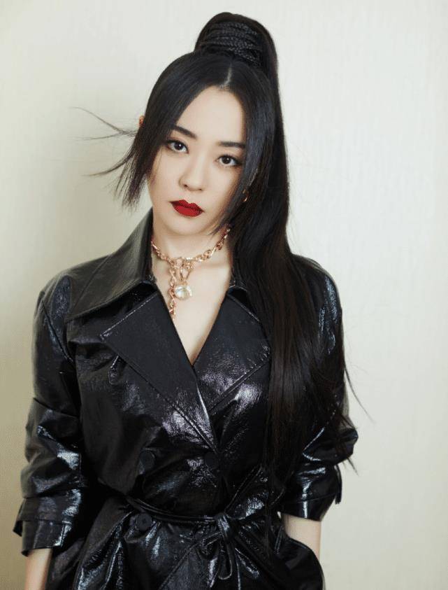 张靓颖终于放开了,穿15厘米香烟鞋配黑透丝,又美又飒超抢眼_look_时尚