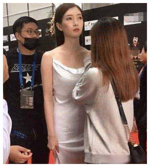 江疏影的吊带裙造型,大胆展示小肚腩,羡煞旁人._外界_实力_演技