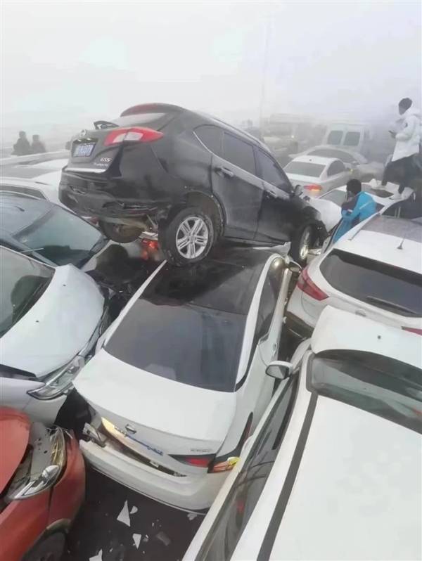 因道路结冰发生多台车辆碰撞事故:有人员受伤_zhayi_yan_post