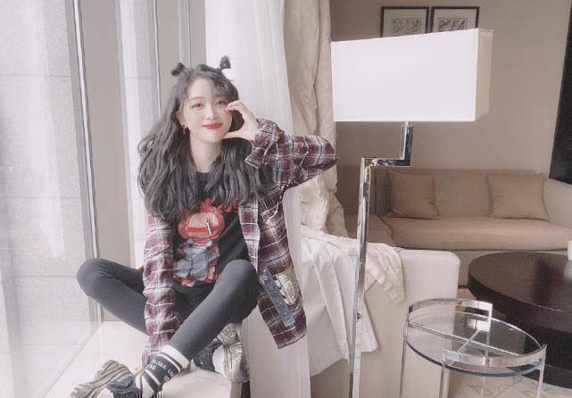 吴宣仪可真厉害,"奶奶灰"发色都能轻松驾驭,扎两小揪揪显俏皮_穿着