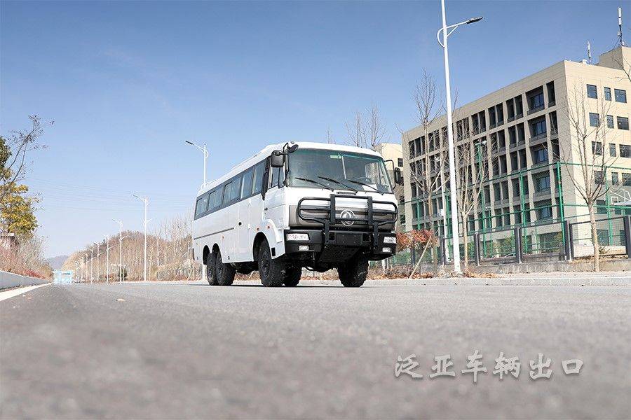 东风四驱六驱4x4,6x6越野客车210马力大巴车村村通旅游观光车