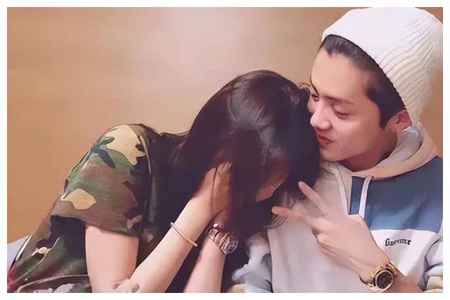 鹿晗关晓彤甜蜜聚餐,恋爱中的小情侣亲密同行,感情稳定有加.