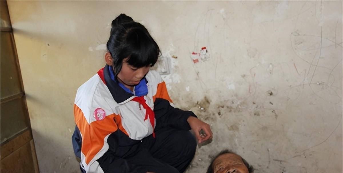 关系老人6年,每天端屎端尿,老人死前还喊她名字_张嘉媚_张少清_太爷