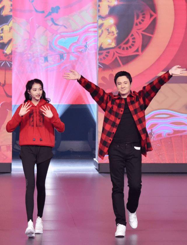 鹿晗真管不住关晓彤了?