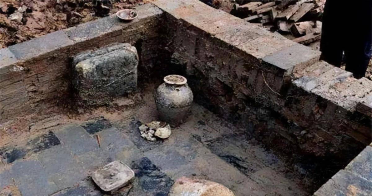 2018年,湖北农民家中祖坟被盗,警察赶来后,村民忆起往事_古墓_老汉_孙