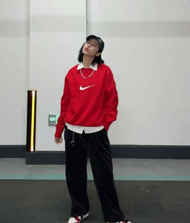周雨彤演绎红黑撞色配,红色卫衣配黑色长裤,又潮又酷气场两米八_时尚