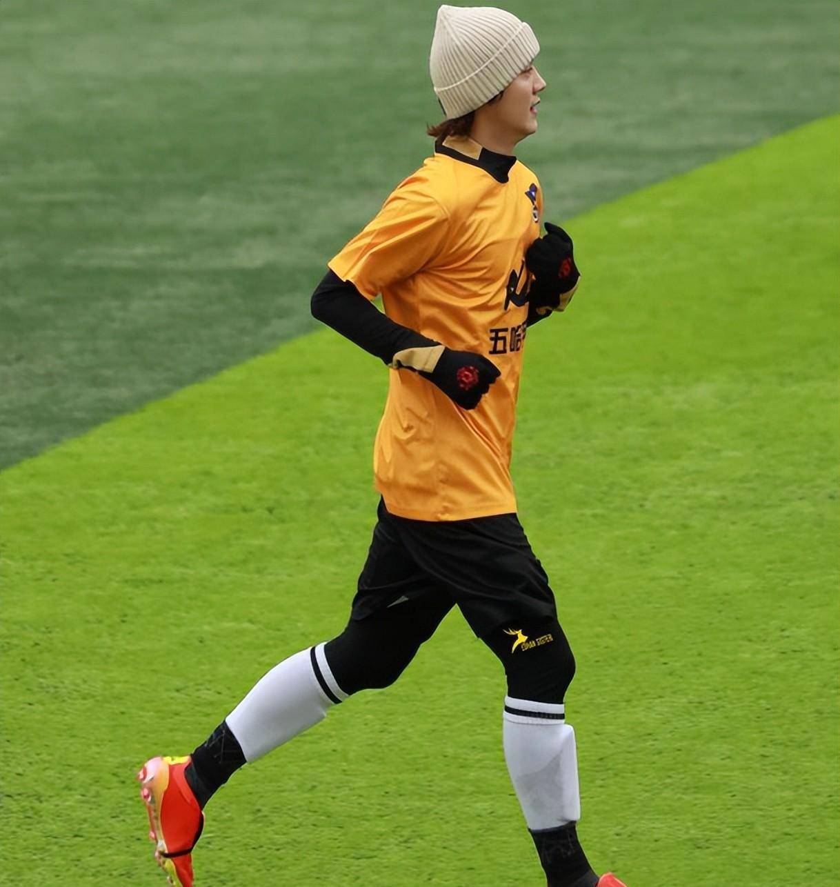 鹿晗亮相贵州村超进球后疯狂庆祝,用经典庆祝动作向c罗致敬_足球_观众