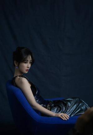 杨紫的穿搭,挂脖连衣裙露出内衣,美出新高度_时尚_设计_新造型