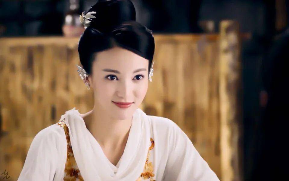 网友国外偶遇金晨度假,素颜拖鞋大方合影,白色吊带无惧路人眼光_月牙