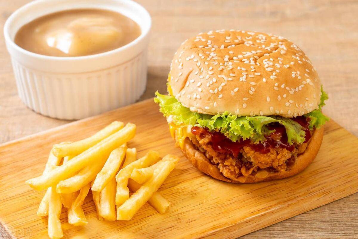 麦当劳(mcdonalds)和肯德基(kfc)是全球两大知名的快餐连锁品牌,它们