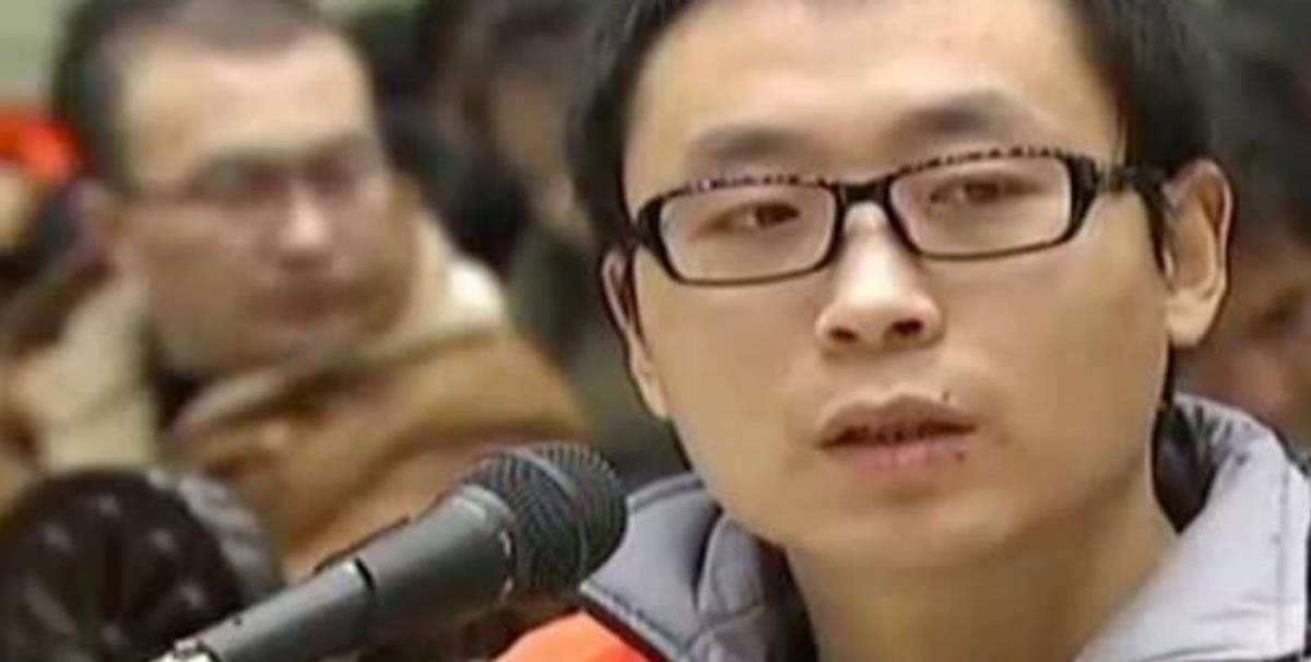 被告席上的李良在历时一月的漫长心理攻防战中,周九伟本就摇摇欲坠的