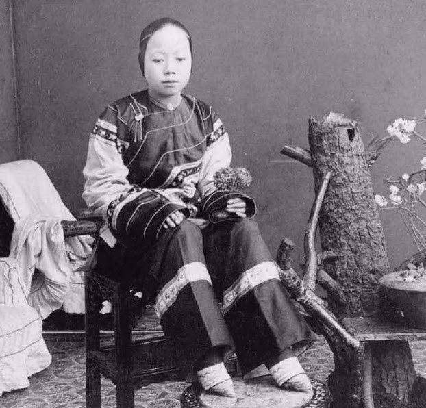 女子自幼裹脚,16岁嫁入豪门,洗脚避旁人,90年来仅丈夫见过双足_女性