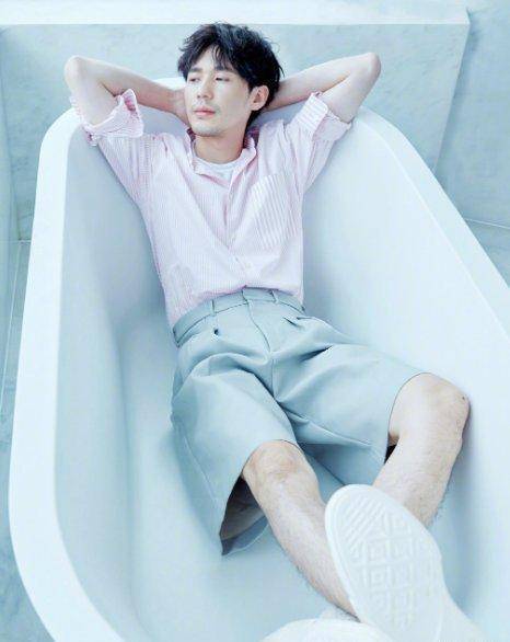 30岁白宇实力颜值兼具,躺浴缸凹造型,直女看了怎能不心动_衬衫_休闲