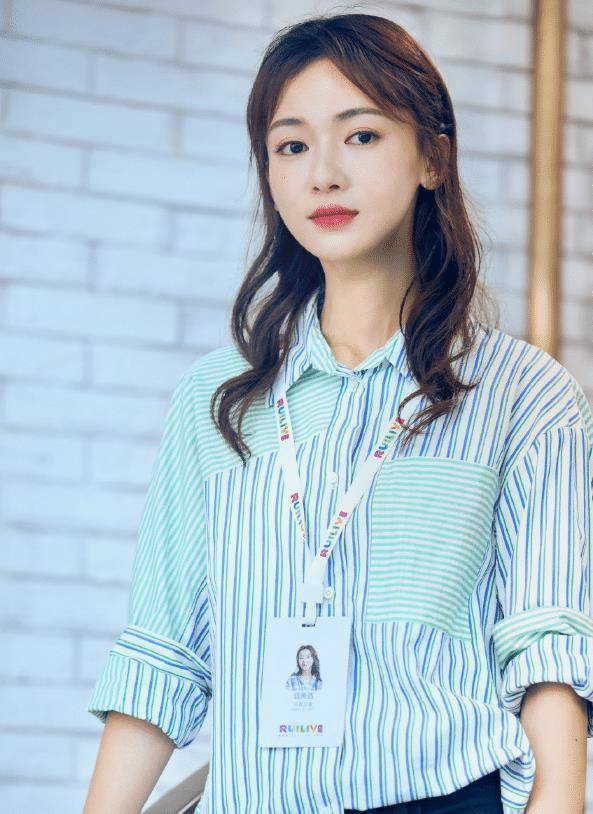 李沁90斤吴谨言88斤,两人同时被黄景瑜树熊抱,谁谎报体重了?