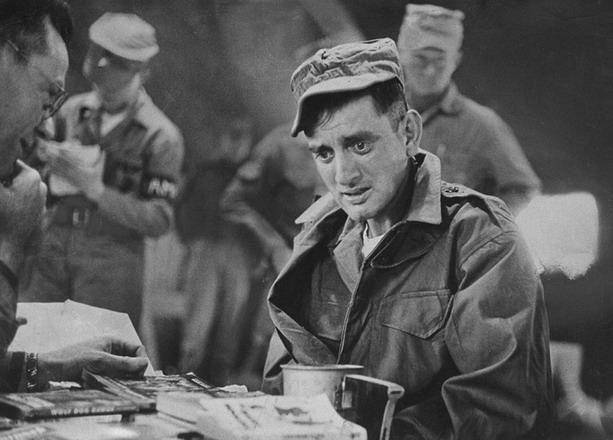 她22岁赴朝参战,是上甘岭坑道唯一女兵,在战场冒着炮火对敌广播_刘禄