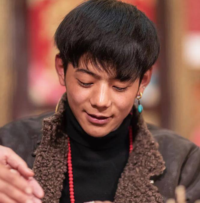 丁真凭高颜值走红后,被国企破格录用,如今气质大变