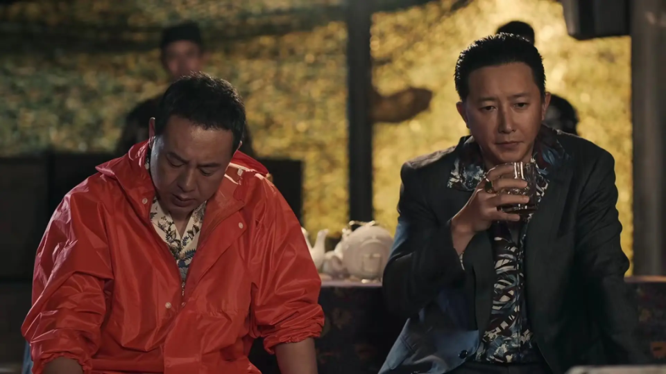 大背头,花衬衫,外搭西装,手里握着酒杯,脸上掩饰不住的乖张,狠厉.